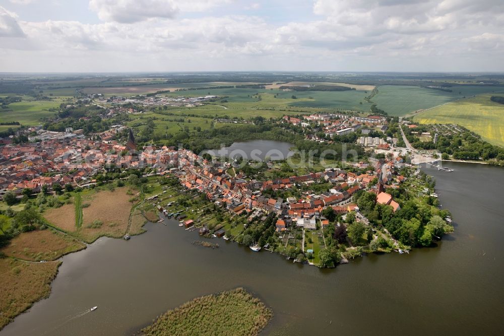 Aerial photograph Röbel/Müritz - City center with church St. Nikolai and St. Mary's Church in alignment with the harbor entrance to the Mueritz in Robel in Mecklenburg - Western Pomerania