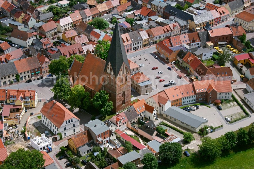 Aerial photograph Röbel/Müritz - City center with church St. Nikolai and St. Mary's Church in alignment with the harbor entrance to the Mueritz in Robel in Mecklenburg - Western Pomerania