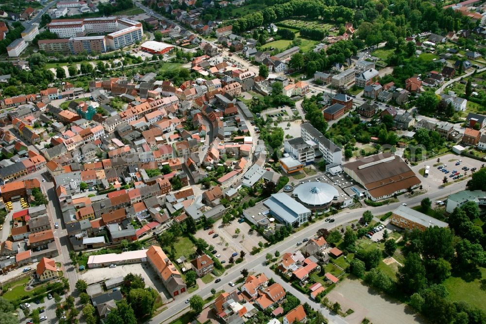 Aerial image Röbel/Müritz - City center with church St. Nikolai and St. Mary's Church in alignment with the harbor entrance to the Mueritz in Robel in Mecklenburg - Western Pomerania