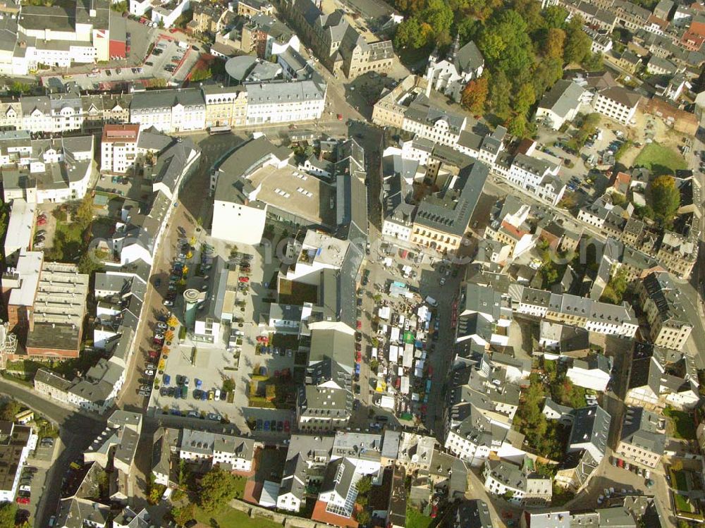 Reichenbach from above - Stadtzentrum von Reichenbach im Vogtland mit Sicht auf den Marktplatz. Der mittelalterlich geprägte Stadtkern mit seinen engen Straßen und Gassen wurde während der Gründerzeit vorwiegend in Richtung Norden schachbrettartig erweitert.