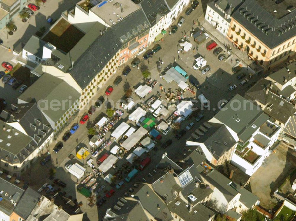 Reichenbach from the bird's eye view: Stadtzentrum von Reichenbach im Vogtland mit Sicht auf den Marktplatz. Der mittelalterlich geprägte Stadtkern mit seinen engen Straßen und Gassen wurde während der Gründerzeit vorwiegend in Richtung Norden schachbrettartig erweitert.