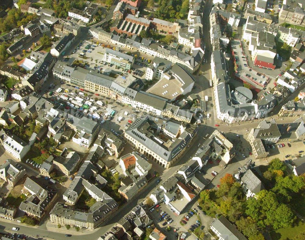 Aerial photograph Reichenbach - Stadtzentrum von Reichenbach im Vogtland mit Sicht auf den Marktplatz. Der mittelalterlich geprägte Stadtkern mit seinen engen Straßen und Gassen wurde während der Gründerzeit vorwiegend in Richtung Norden schachbrettartig erweitert.