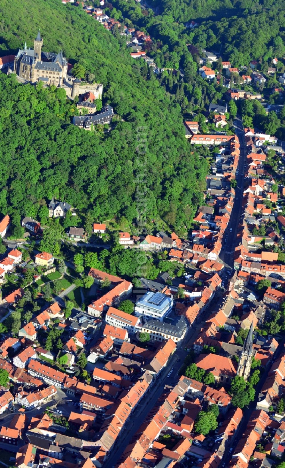 Wernigerode from the bird's eye view: City view of the Old Town the city center and the world famous monument of the city of Wernigerode Castle Wernigerode in Saxony-Anhalt