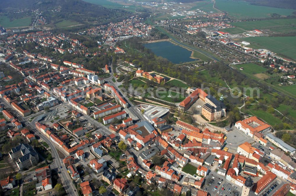 Sondershausen from above - Blick auf das Stadtzentrum von Sondershausen mit seinen Sehenswürdigkeiten, u.a. mit dem Schloss, dem Markt-Platz, dem Achteckhaus und im Hintergrund die Kleine Wipper.