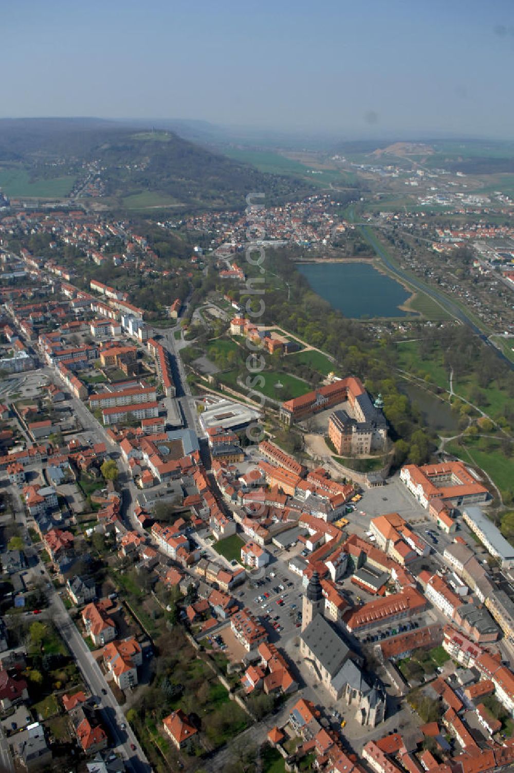 Sondershausen from the bird's eye view: Blick auf das Stadtzentrum von Sondershausen mit seinen Sehenswürdigkeiten, u.a. mit dem Schloss, dem Markt-Platz, dem Achteckhaus und im Hintergrund die Kleine Wipper.