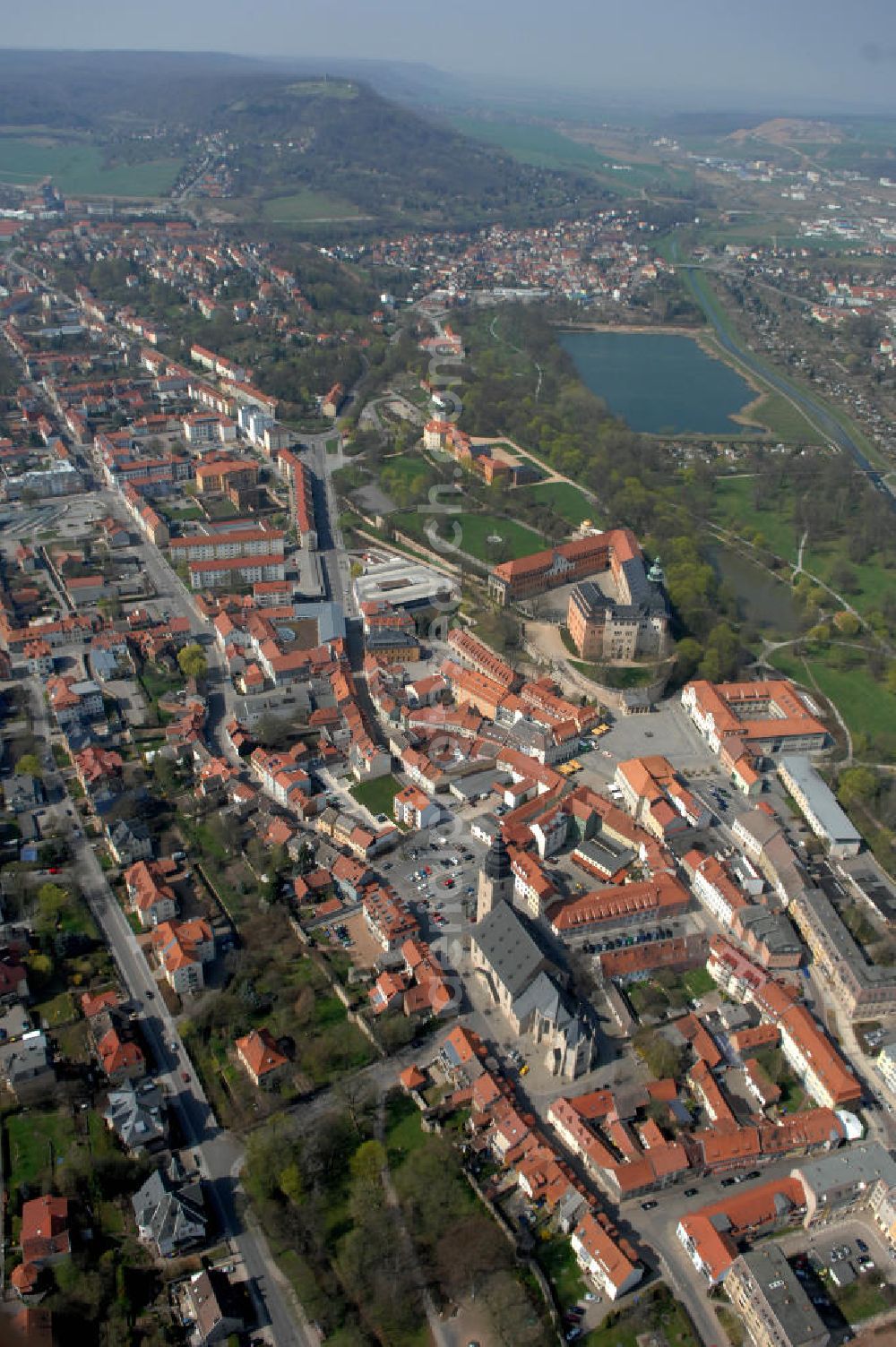 Aerial image Sondershausen - Blick auf das Stadtzentrum von Sondershausen mit seinen Sehenswürdigkeiten, u.a. mit dem Schloss, dem Markt-Platz, dem Achteckhaus und im Hintergrund die Kleine Wipper.