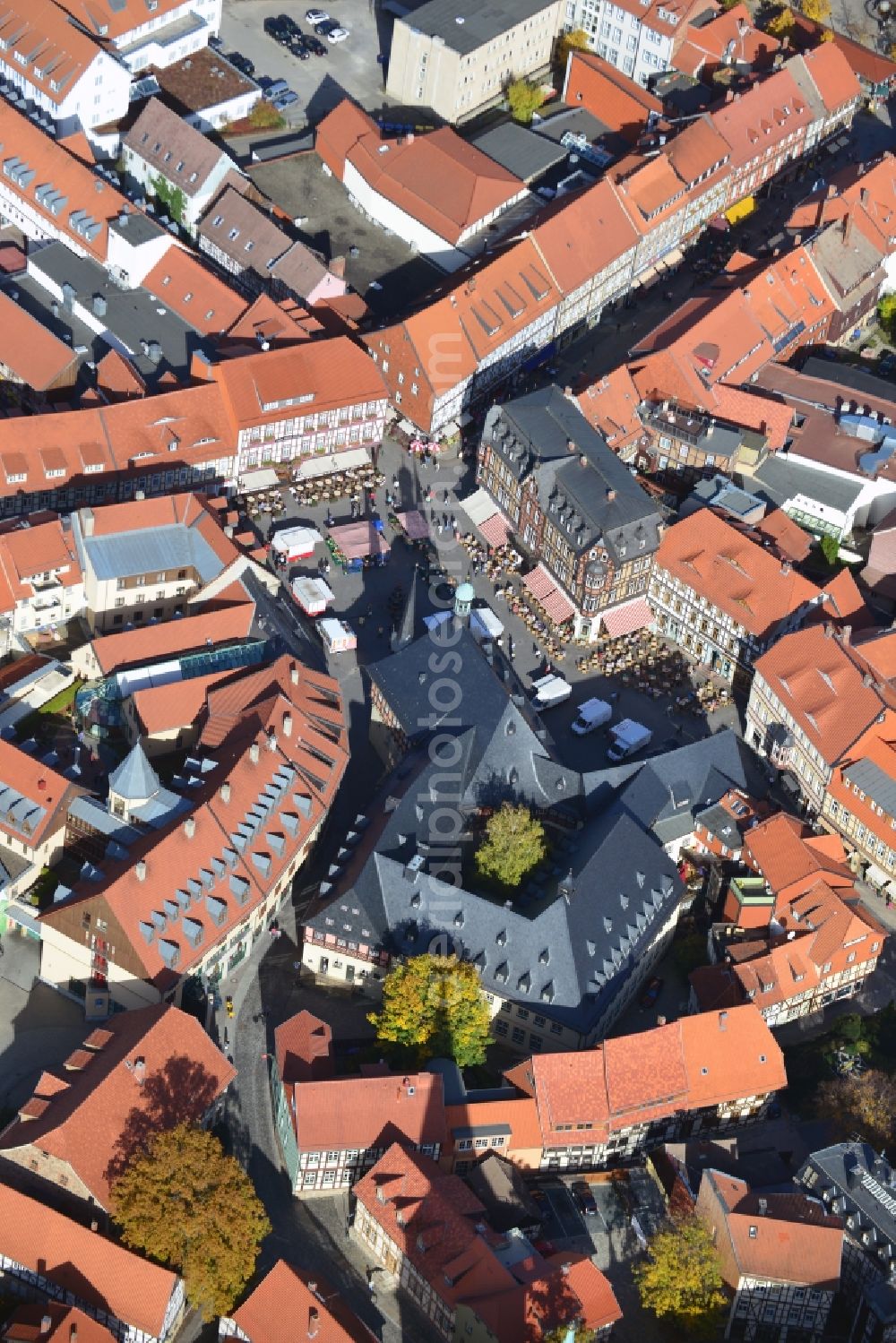 Wernigerode from the bird's eye view: View onto the old city and the inner city of Wernigerode in the state Saxony-Anhalt. Catch sight of the townhall and the marketplace