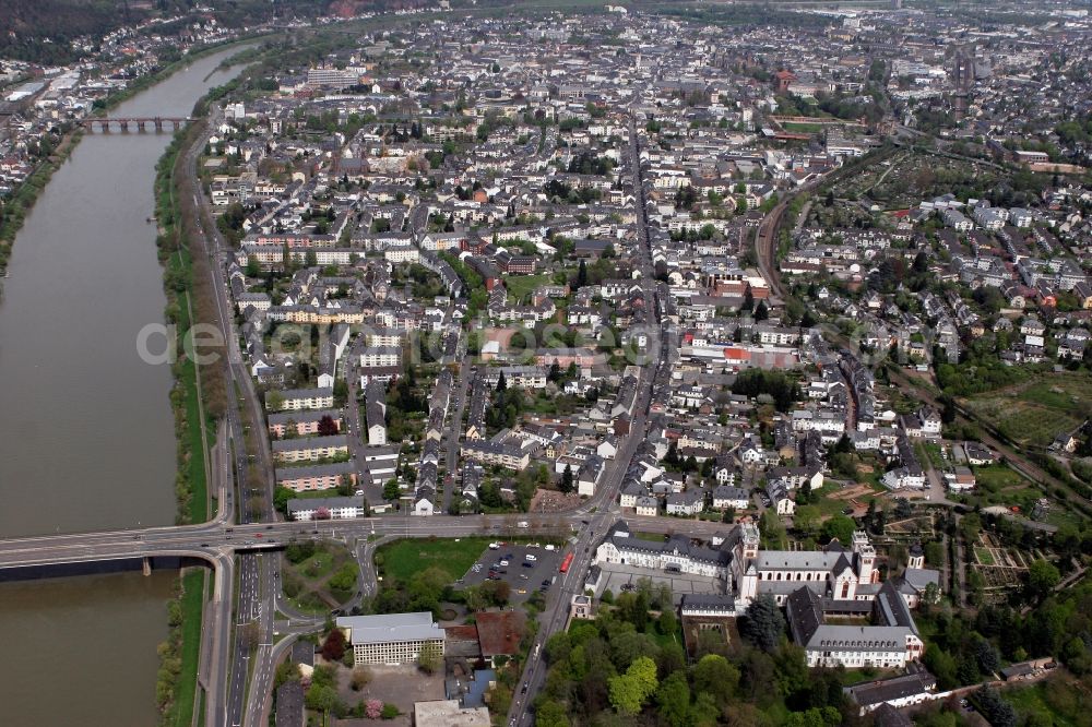 Aerial image Trier trier-Süd - View of the city center with infrastructure and residential areas of Trier. The city is located along the Mosel. In front is the Benediktinerabtei St. Matthias, and are major transport routes such as the Roman Bridge, the Pacelliufer and Matthias Strasse watching. The city is located in the state of Rhineland-Palatinate