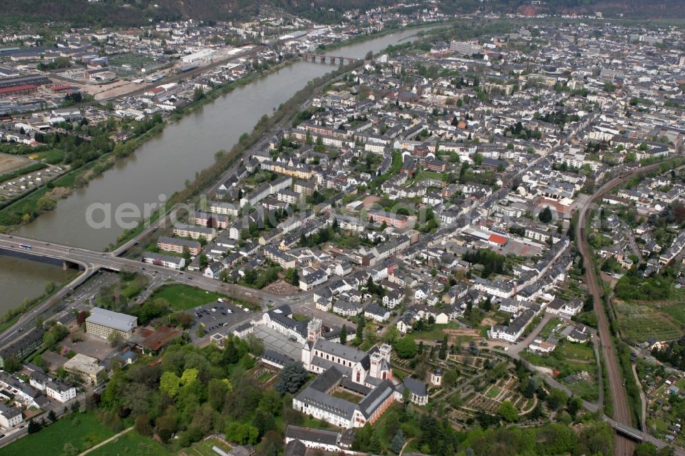 Aerial photograph Trier trier-Süd - View of the city center with infrastructure and residential areas of Trier. The city is located along the Mosel. In front is the Benediktinerabtei St. Matthias, and are major transport routes such as the Roman Bridge, the Pacelliufer and Matthias Strasse watching. The city is located in the state of Rhineland-Palatinate