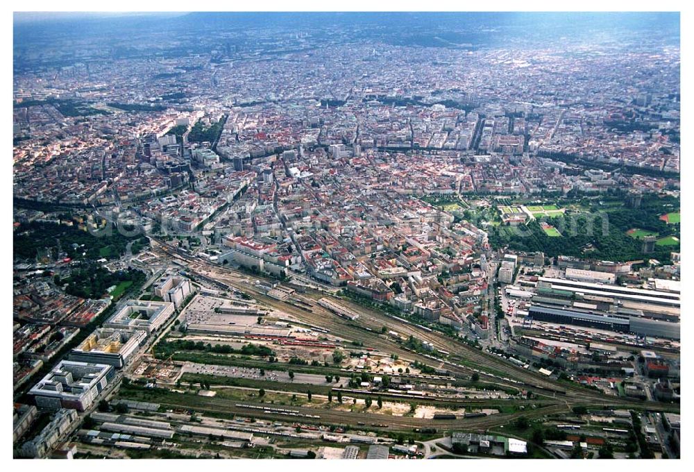 Wien (Österreich) from the bird's eye view: Blick auf das Stadtzentrum von Wien. Im Vordergrund ist der Nordwestbahnhof und der Augarten zu sehen.