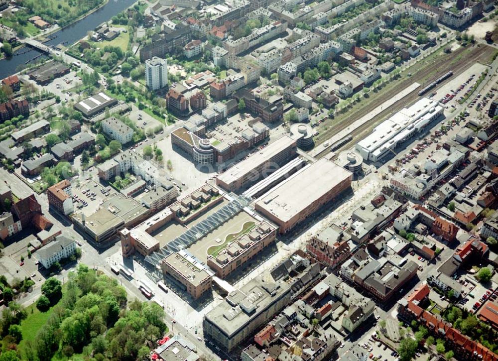 Aerial image Wilhelmshaven - Stadtzentrum in Wilhelmshaven mit Einkaufszentrum am Hauptbahnhof.