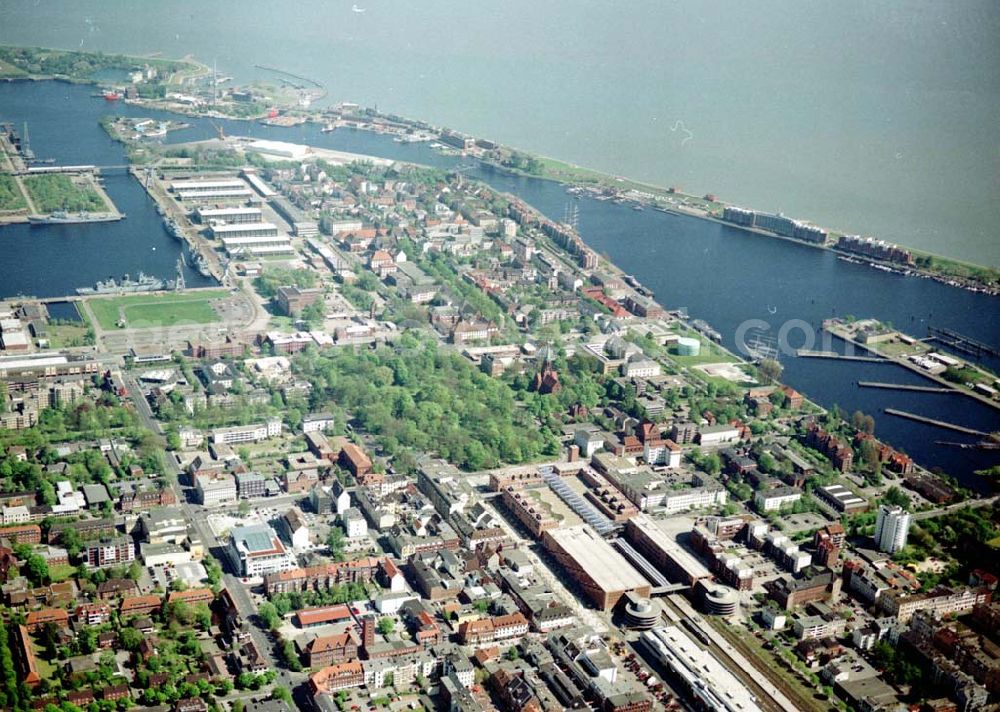 Wilhelmshaven from the bird's eye view: Stadtzentrum in Wilhelmshaven mit Einkaufszentrum am Hauptbahnhof.