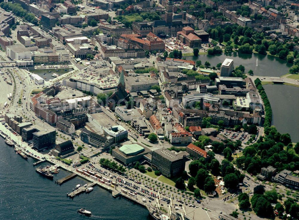 Aerial photograph KIEL - Diese Aufnahme vereinigt viele Kieler Sehenswürdigkeiten. Unten am Schwedenkai das Schloss mit Schlossgarten und Landesbibliothek. Mitte: Nicolai-Kirche. Re.: Wasserfläche Kleiner Kiel. Oben:Opernhaus und Rathaus.