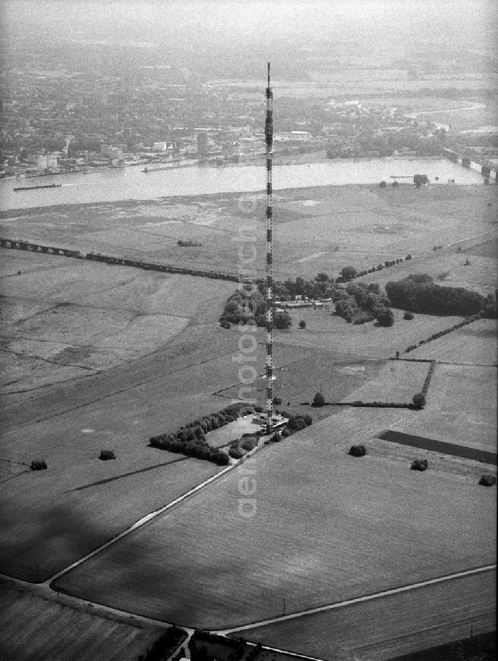 Wesel from the bird's eye view: Steel mast funkturm and transmission system as basic network transmitter Buedericher Fernsehturm in Wesel in the state North Rhine-Westphalia, Germany