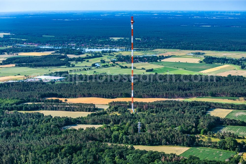 Pevestorf from the bird's eye view: Steel mast funkturm and transmission system as basic network transmitter Gartow 2 in Pevestorf in the state Lower Saxony, Germany