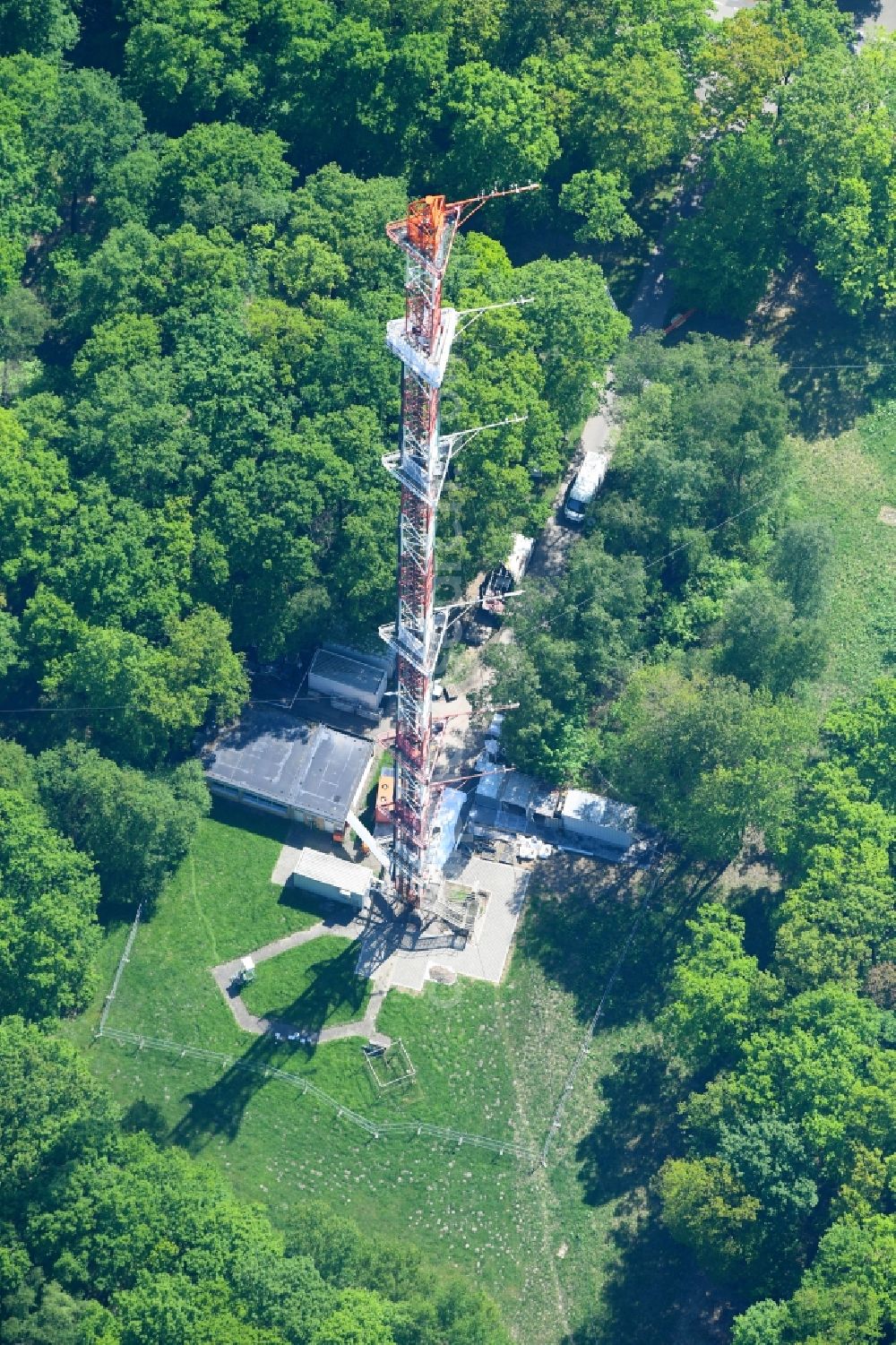 Aerial photograph Jülich - Steel mast funkturm and transmission system as basic network transmitter in Juelich in the state North Rhine-Westphalia, Germany