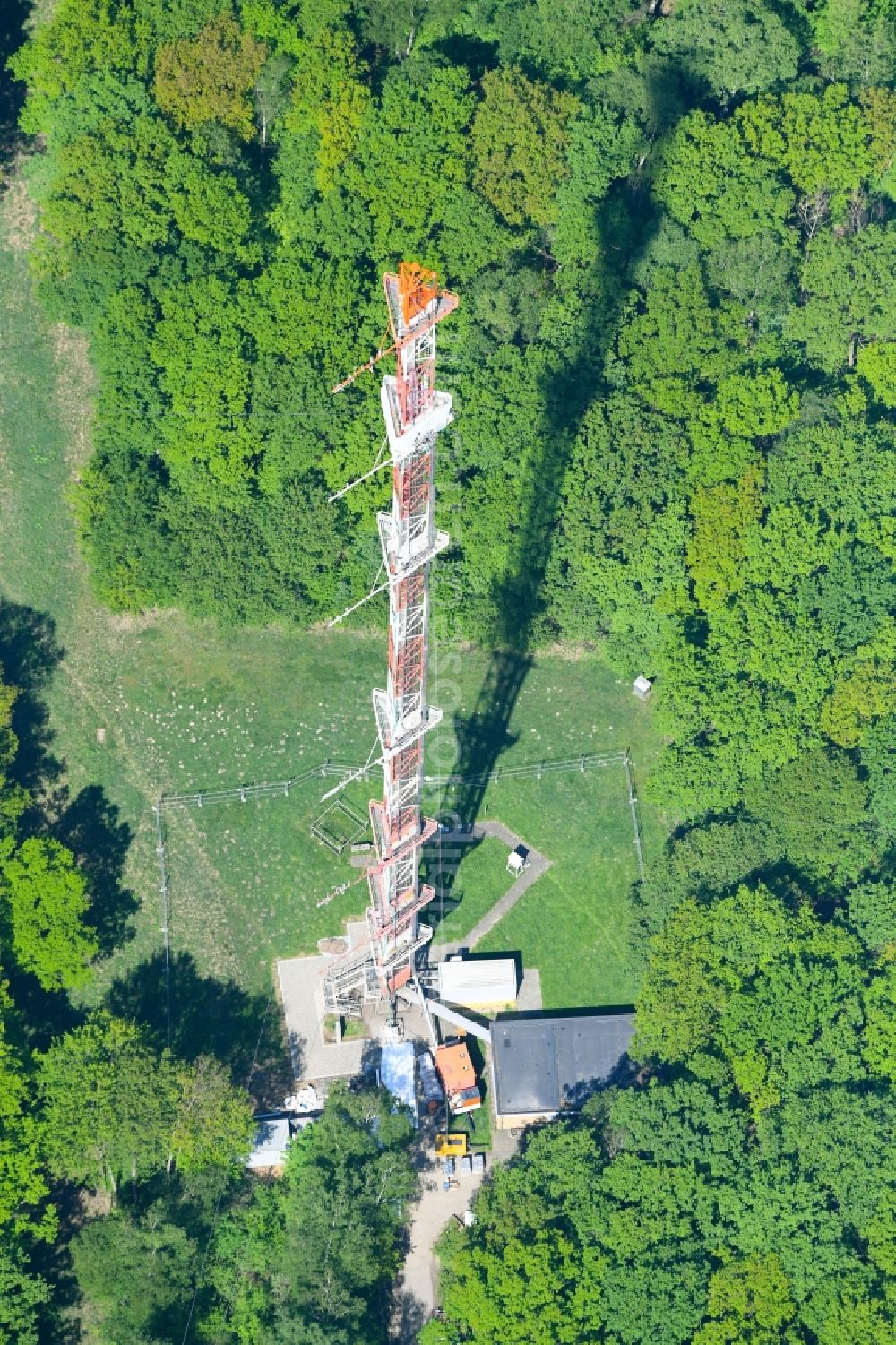 Jülich from the bird's eye view: Steel mast funkturm and transmission system as basic network transmitter in Juelich in the state North Rhine-Westphalia, Germany