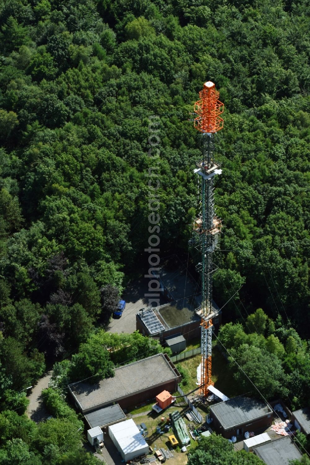 Cuxhaven from the bird's eye view: Steel mast funkturm and transmission system as basic network transmitter NDR Sender Cuxhaven-Altenwalde in Cuxhaven in the state Lower Saxony, Germany