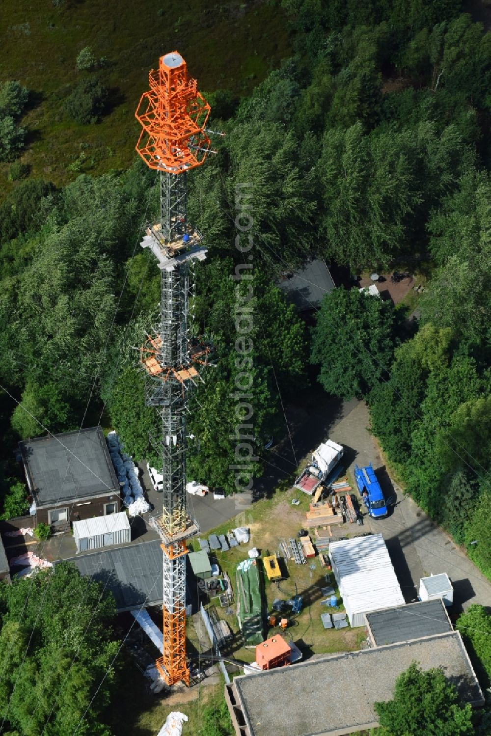 Aerial photograph Cuxhaven - Steel mast funkturm and transmission system as basic network transmitter NDR Sender Cuxhaven-Altenwalde in Cuxhaven in the state Lower Saxony, Germany