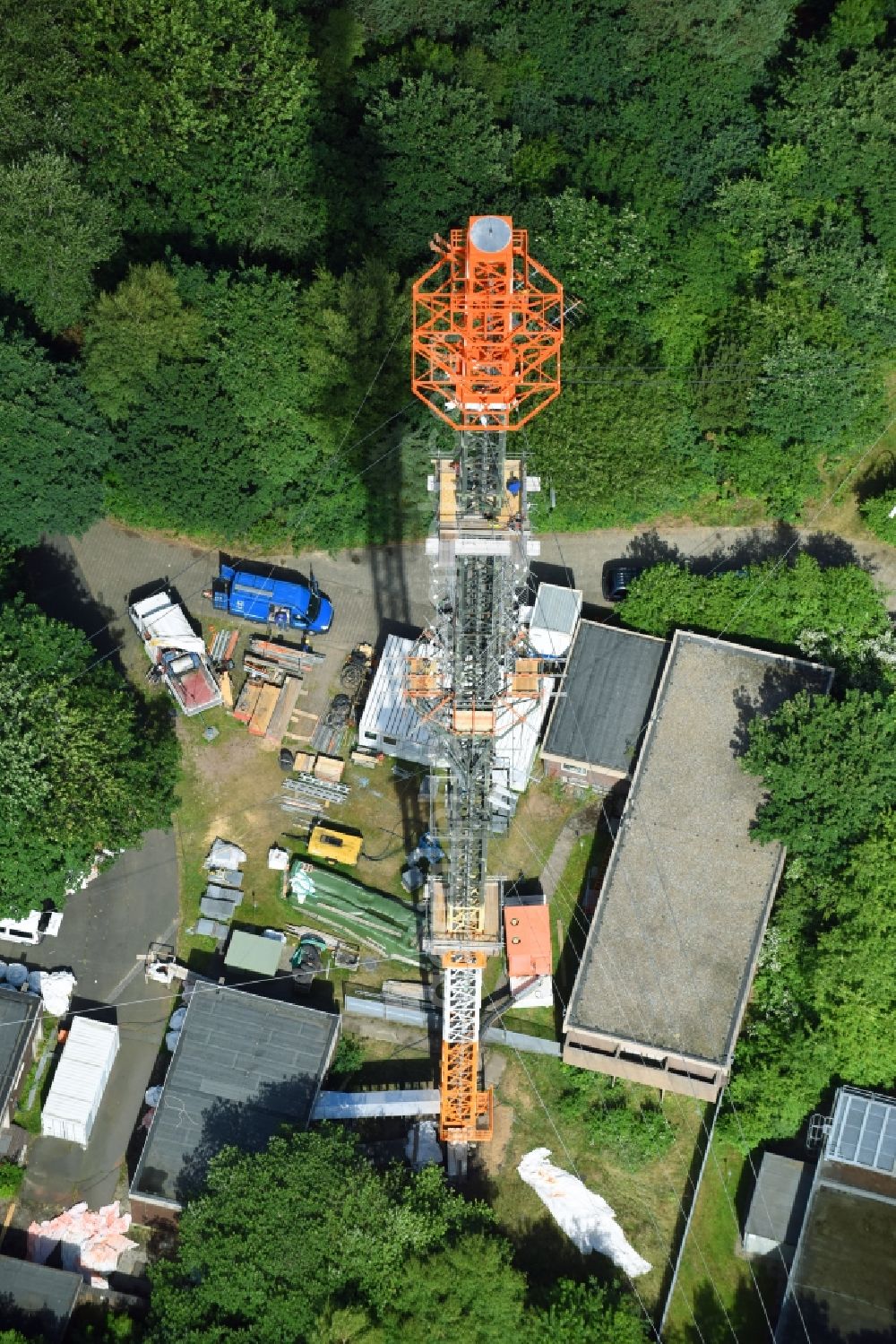 Aerial photograph Cuxhaven - Steel mast funkturm and transmission system as basic network transmitter NDR Sender Cuxhaven-Altenwalde in Cuxhaven in the state Lower Saxony, Germany