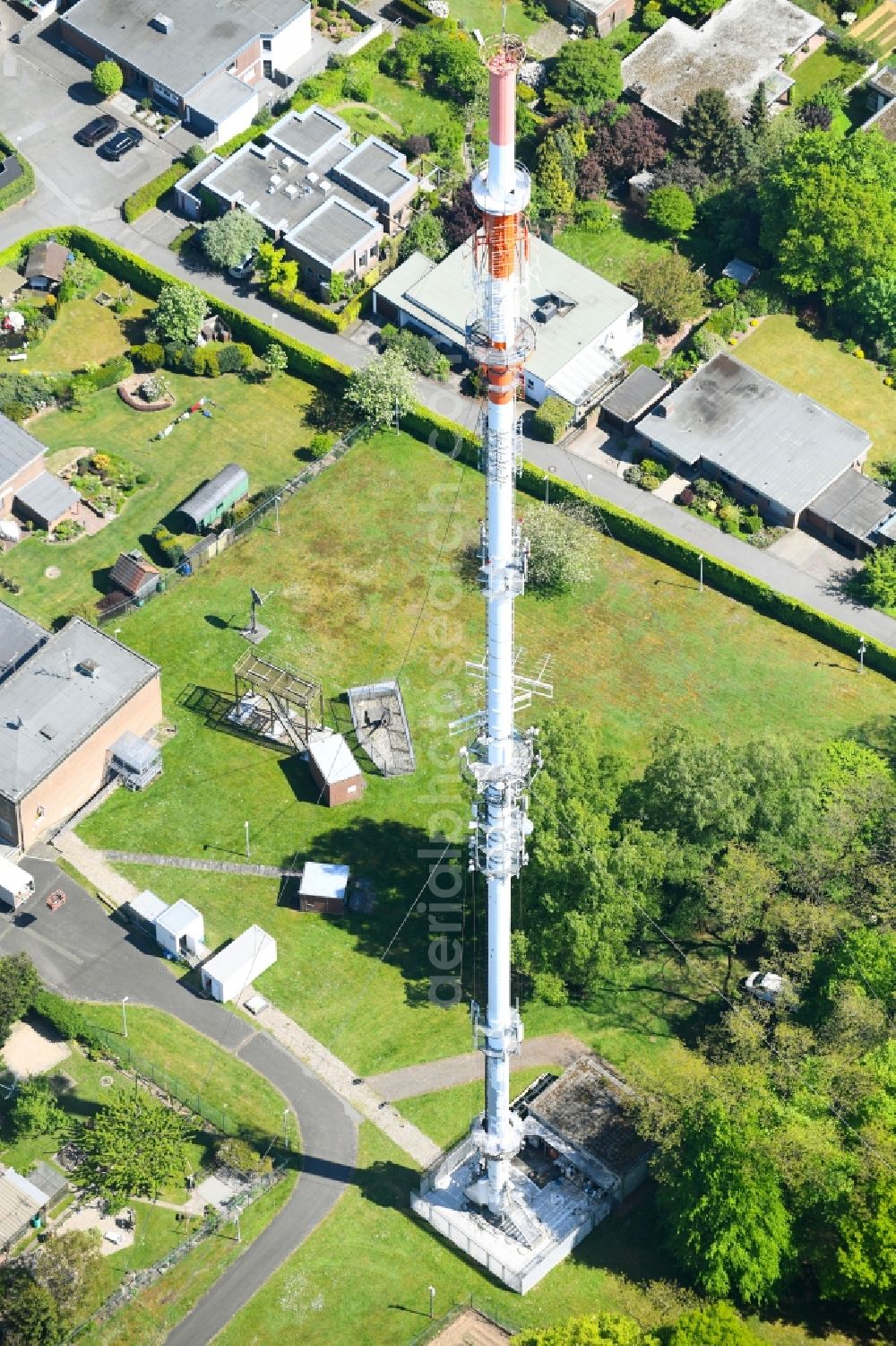 Kleve from the bird's eye view: Steel mast funkturm and transmission system as basic network transmitter WDR Westdeutscher Rundfunk on Klever Berg in Kleve in the state North Rhine-Westphalia, Germany