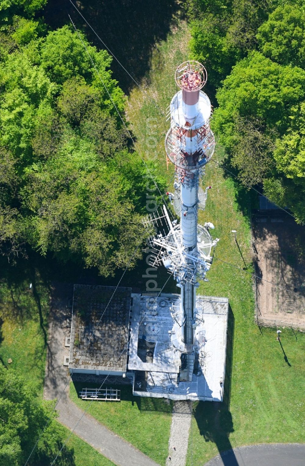 Kleve from above - Steel mast funkturm and transmission system as basic network transmitter WDR Westdeutscher Rundfunk on Klever Berg in Kleve in the state North Rhine-Westphalia, Germany