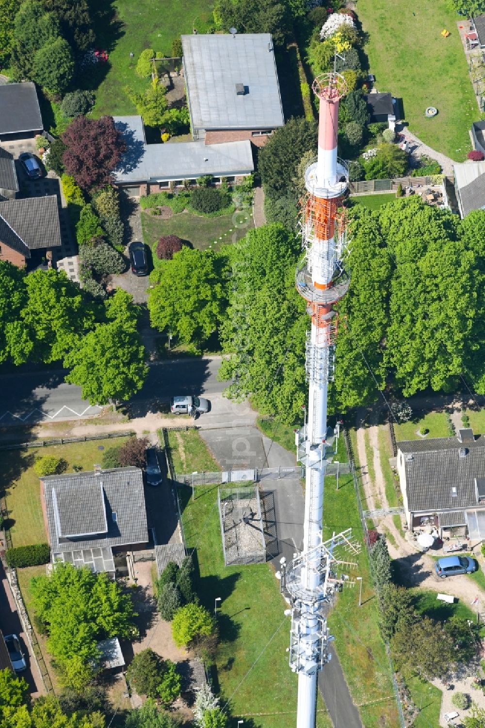 Kleve from the bird's eye view: Steel mast funkturm and transmission system as basic network transmitter WDR Westdeutscher Rundfunk on Klever Berg in Kleve in the state North Rhine-Westphalia, Germany