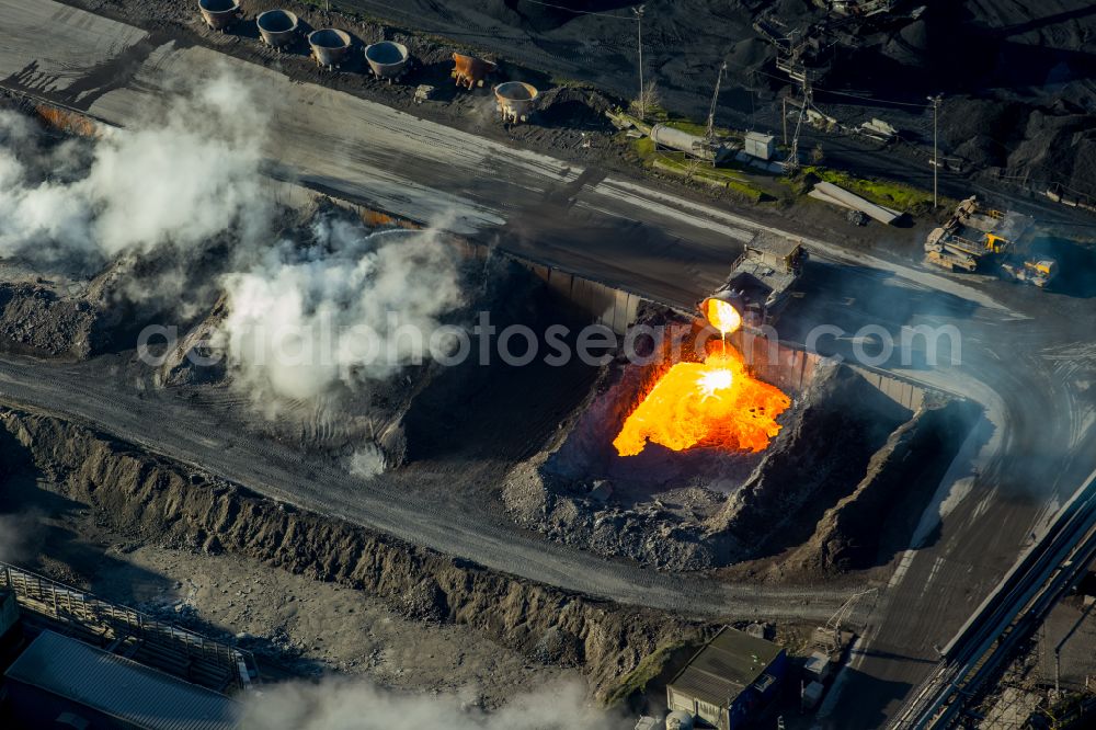 Aerial image Duisburg - Technical equipment and production facilities of the steelworks of Huettenwerke Krupp Mannesmann GmbH on Ehinger Strasse in Duisburg at Ruhrgebiet in the state North Rhine-Westphalia, Germany