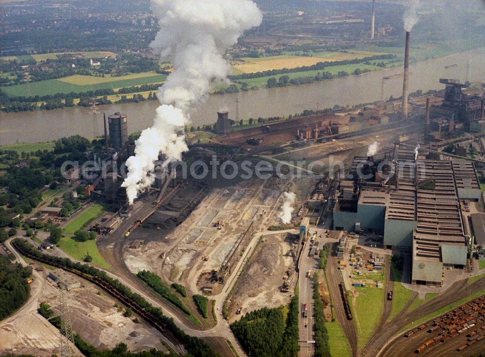 Aerial photograph Duisburg - Technical equipment and production facilities of the steelworks of Huettenwerke Krupp Mannesmann GmbH on Ehinger Strasse in Duisburg at Ruhrgebiet in the state North Rhine-Westphalia, Germany