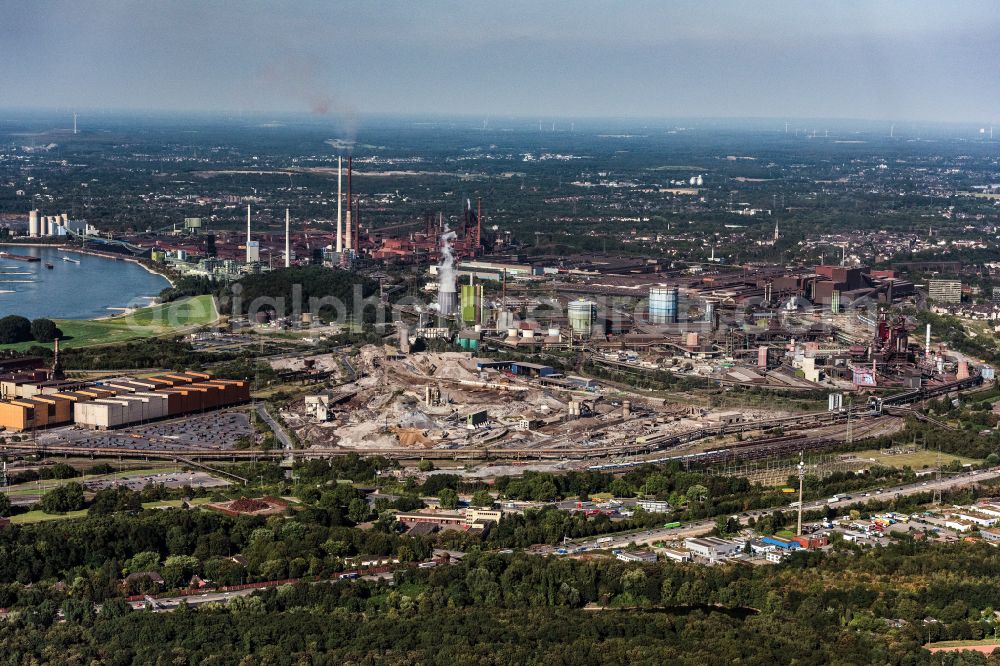 Duisburg from the bird's eye view: Technical equipment and production facilities of the steelworks of Huettenwerke Krupp Mannesmann GmbH on Ehinger Strasse in Duisburg at Ruhrgebiet in the state North Rhine-Westphalia, Germany