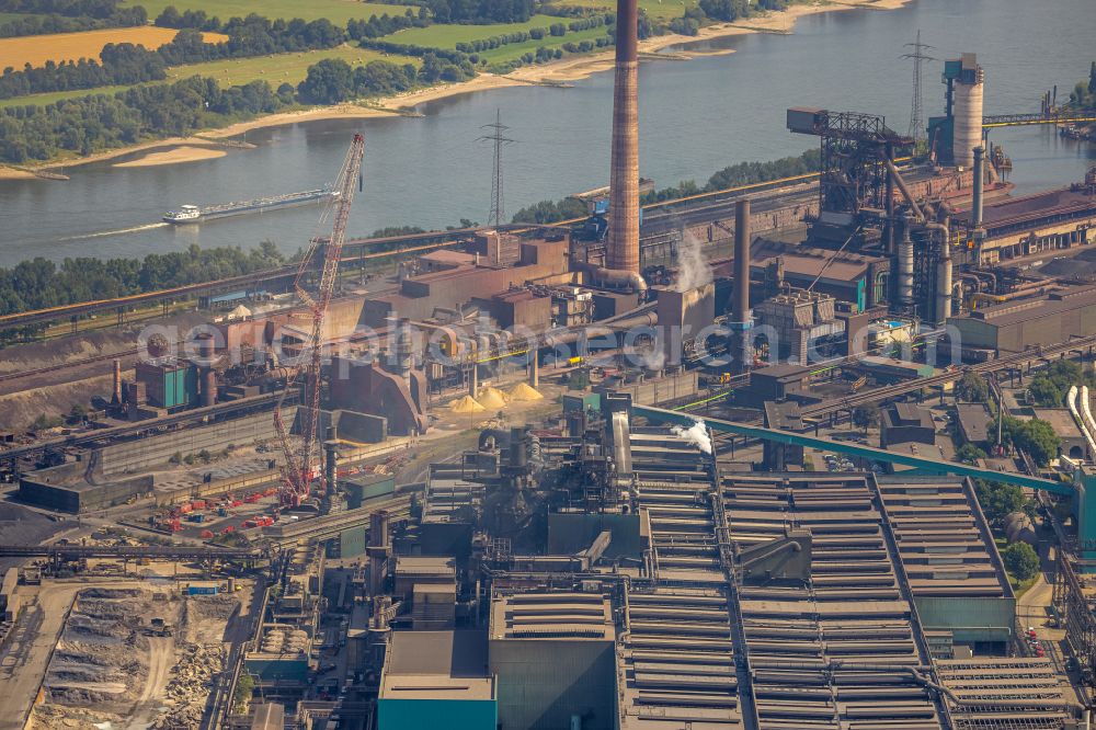 Duisburg from above - Technical equipment and production facilities of the steelworks of Huettenwerke Krupp Mannesmann GmbH on Ehinger Strasse in Duisburg at Ruhrgebiet in the state North Rhine-Westphalia, Germany