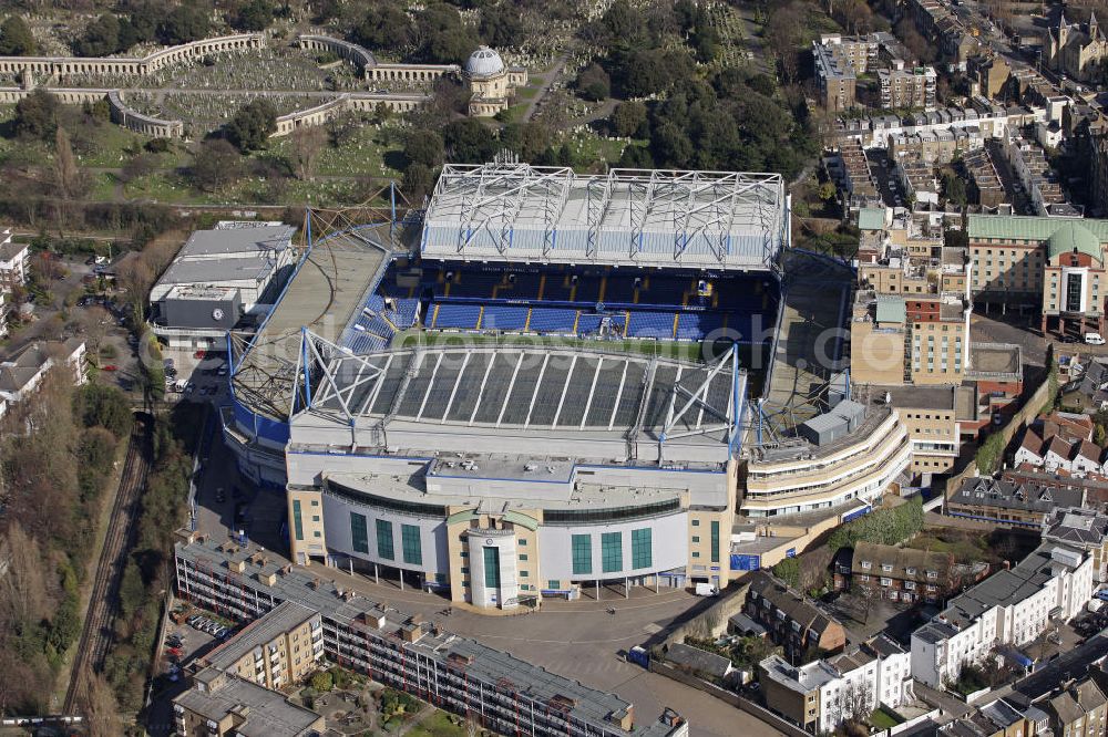 London from the bird's eye view: Das Stadion Stamford Bridge im Stadtteil Fulham. Die Heimspielstätte des Premier-League-Clubs FC Chelsea London bietet Platz für rund 42.000 Zuschauer. Architekt der Stadions war Archibald Leitch. The stadium Stamford Bridge in the borough of Fulham. The home ground of the Premier League club FC Chelsea can accommodate about 42,000 spectators. Architect of the stadium was Archibald Leitch.