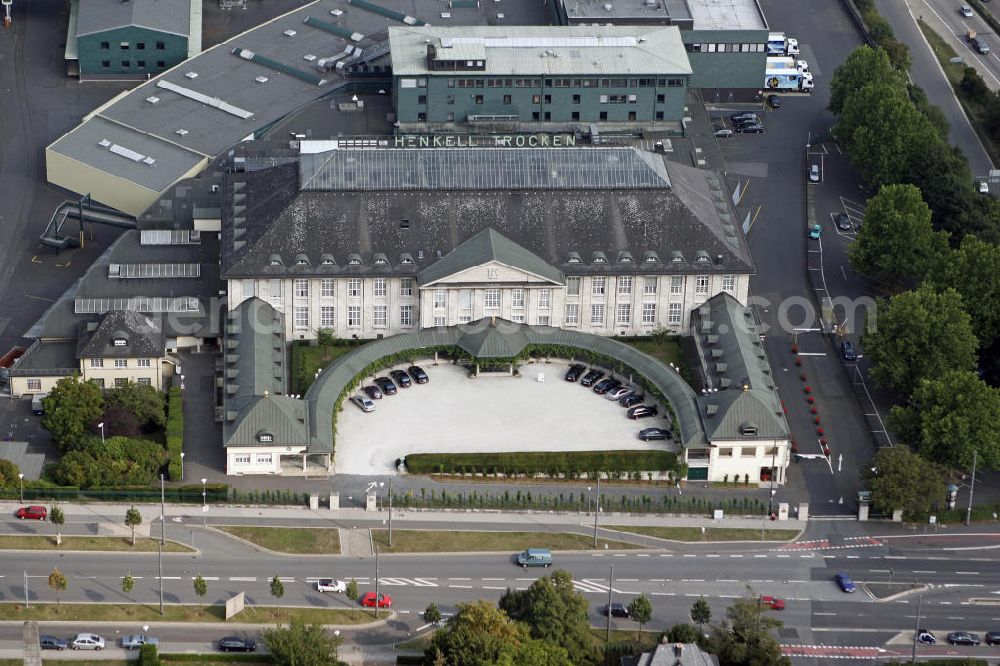 Wiesbaden from the bird's eye view: Der Stammsitz Henkellsfeld der Henkell & Co. Sektkellerei an der Biebricher Allee. The headquarters Henkellsfeld of the Henkell & Co. Sektkellerei at the Biebricher Allee.