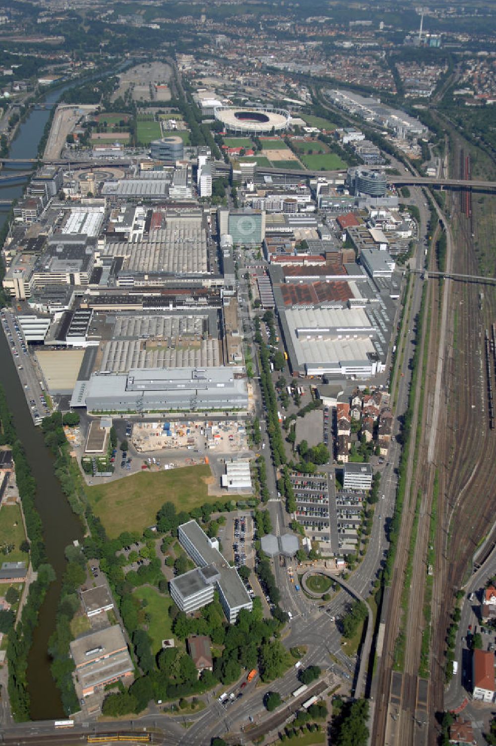 Stuttgart from the bird's eye view: Parent plant Mercedes-Benz in Stuttgart-Untertuerkheim and Daimler AG headquarters in the state of Baden-Wuerttemberg