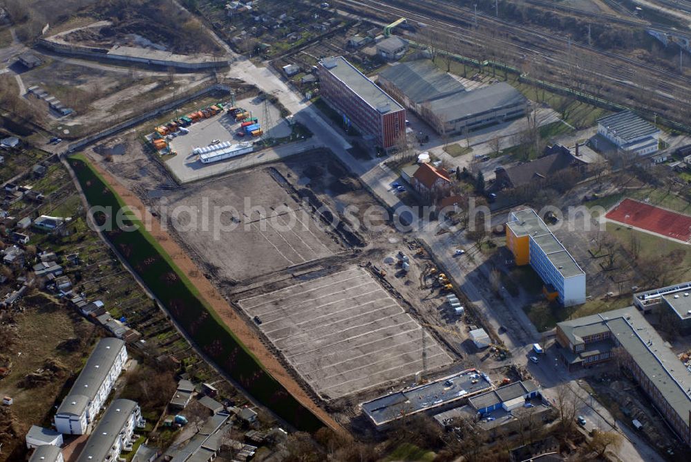 Berlin from the bird's eye view: Blick auf den Standort der neuen Sportanlage Fischerstraße 15 in Berlin Friedrichsfelde. Die Sportstätte wurde im November 2007 eröffnet und wird seit dem für den Schulsport des OSZ Max - Taut - Schule, des OSZ Bürowirtschaft II und des Immanuel - Kant - Gymnasiums genutzt. Die Anlage wird ebenfalls von der Fussballabteilung des Vereins SV Sparta Lichtenberg 1911 genutzt. Kontakt Verein: SV Sparta Lichtenberg 1911 e.V., Schulze - Boysen - Straße 53, 10365 Berlin, Tel. / Fax +49(0)30 5597986, Email: info@sparta-lichtenberg.de