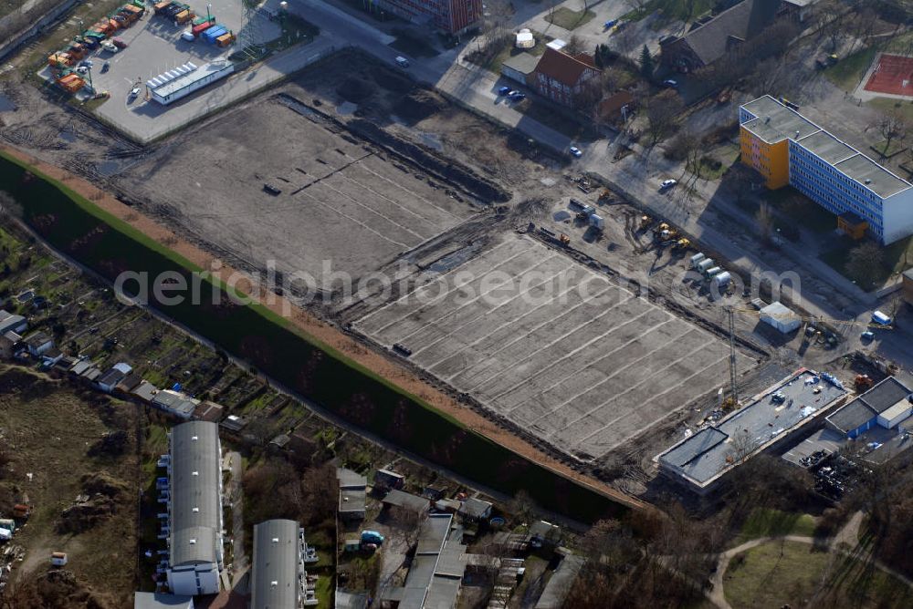 Aerial photograph Berlin - Blick auf den Standort der neuen Sportanlage Fischerstraße 15 in Berlin Friedrichsfelde. Die Sportstätte wurde im November 2007 eröffnet und wird seit dem für den Schulsport des OSZ Max - Taut - Schule, des OSZ Bürowirtschaft II und des Immanuel - Kant - Gymnasiums genutzt. Die Anlage wird ebenfalls von der Fussballabteilung des Vereins SV Sparta Lichtenberg 1911 genutzt. Kontakt Verein: SV Sparta Lichtenberg 1911 e.V., Schulze - Boysen - Straße 53, 10365 Berlin, Tel. / Fax +49(0)30 5597986, Email: info@sparta-lichtenberg.de