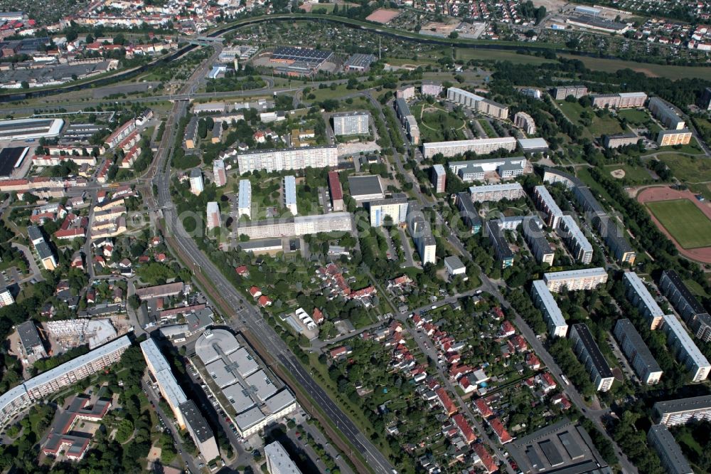 Gera from the bird's eye view: The district Lusan of Gera in Thuringia is characterized by many prefabricated from the communist era. Between the Schleizer Street and Arhorn-Street form 11- and 5 storey new building most of the buildings. Surrounded by new buildings are at the Sommerleit older single-family homes. The low-rise on the Schleizer Street is a shopping center KAUFLAND. On the southern edge of the development area is the sports field at the Bruete