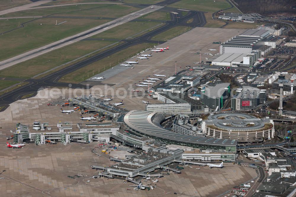 Aerial photograph Düsseldorf - View to the Duesseldorf International Airport which is the main airport in Nothrhine Westfalia