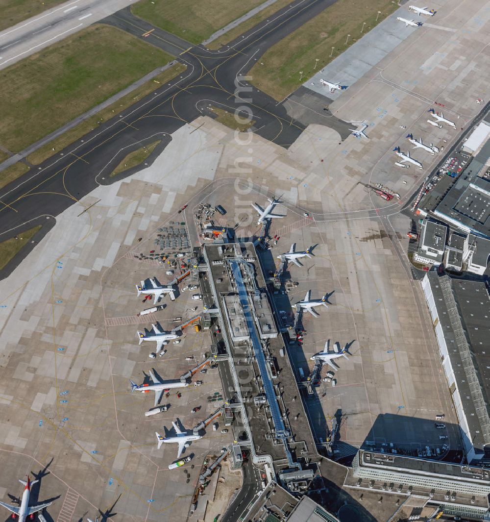 Düsseldorf from the bird's eye view: View to the Duesseldorf International Airport which is the main airport in Nothrhine Westfalia