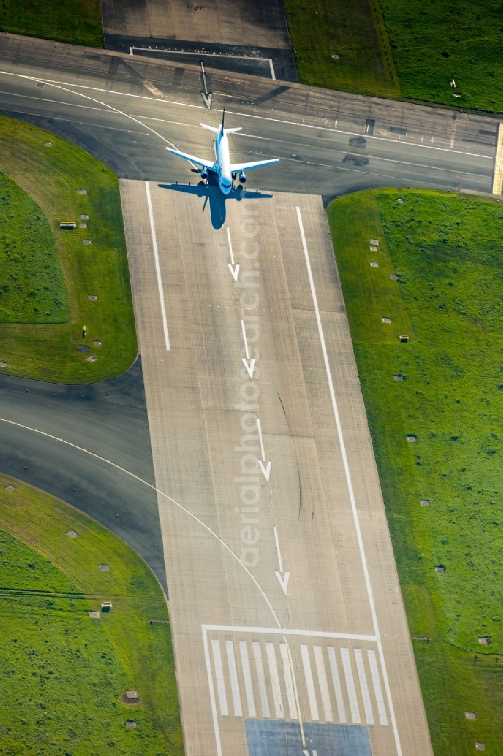 Aerial image Düsseldorf - Runway with starting airplane type Airbus A320-200 of Deutsche Lufthansa Aktiengesellschaft on the grounds of the airport in Duesseldorf in the state North Rhine-Westphalia