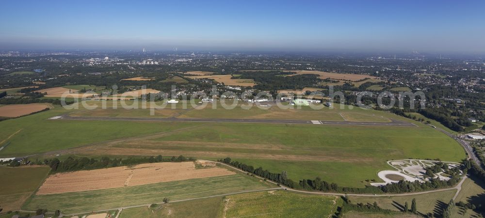 Aerial photograph Essen - View of the runway and runway of the airport food - Mülheim Essen in the Ruhr area in North Rhine-Westphalia