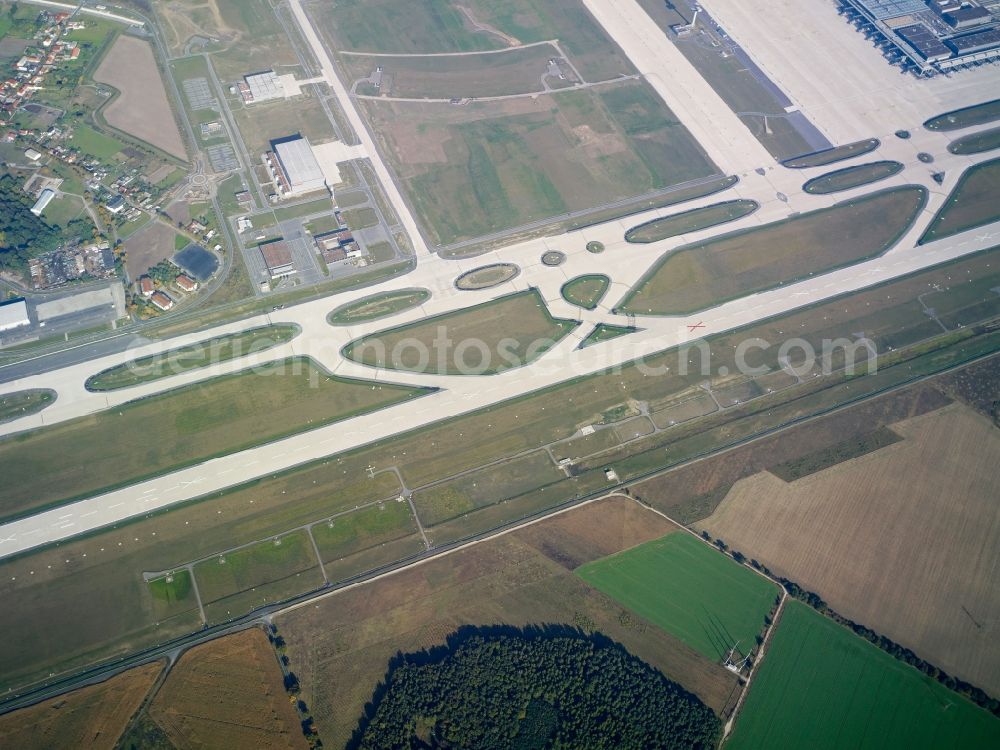 Aerial image Schönefeld - Runway and taxiways at the site of the new airport BER / BBI BERLIN BRANDENBURG AIRPORT Willi Brandt in Schoenefeld in Brandenburg