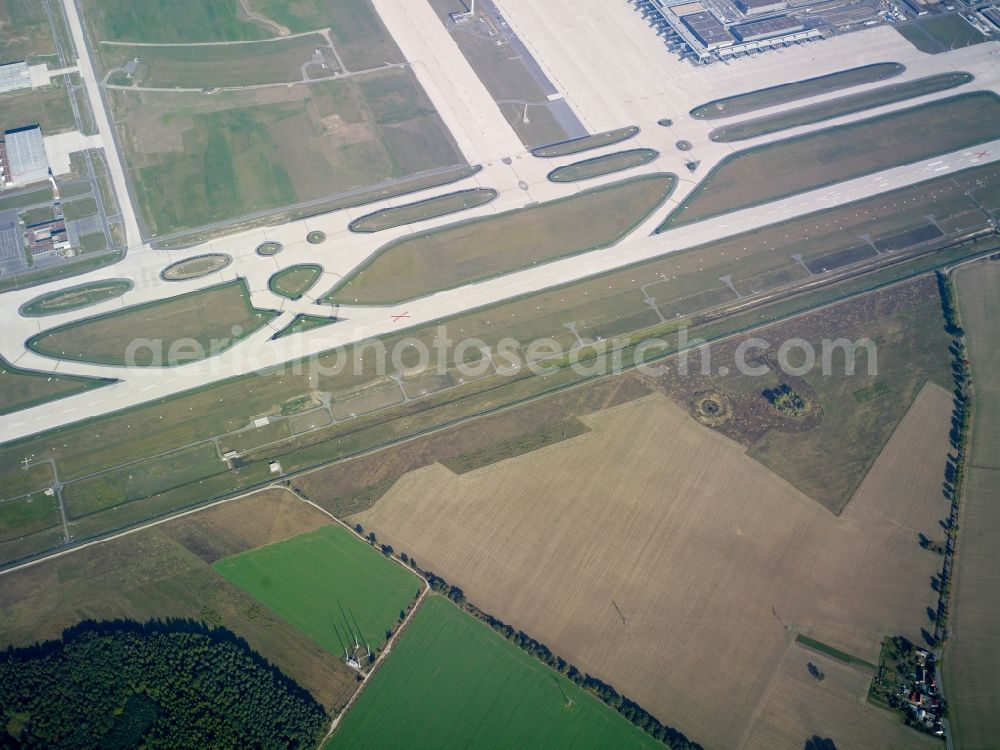 Aerial photograph Schönefeld - Runway and taxiways at the site of the new airport BER / BBI BERLIN BRANDENBURG AIRPORT Willi Brandt in Schoenefeld in Brandenburg