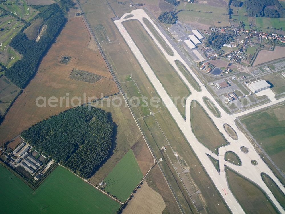 Schönefeld from the bird's eye view: Runway and taxiways at the site of the new airport BER / BBI BERLIN BRANDENBURG AIRPORT Willi Brandt in Schoenefeld in Brandenburg