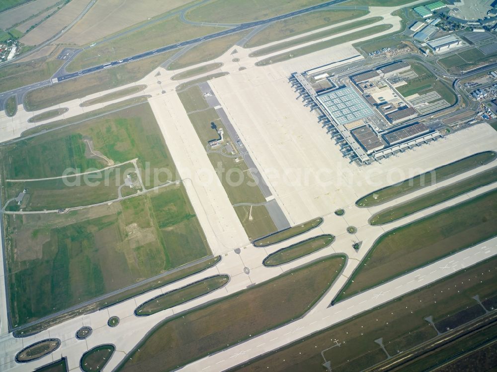 Aerial image Schönefeld - Runway and taxiways at the site of the new airport BER / BBI BERLIN BRANDENBURG AIRPORT Willi Brandt in Schoenefeld in Brandenburg