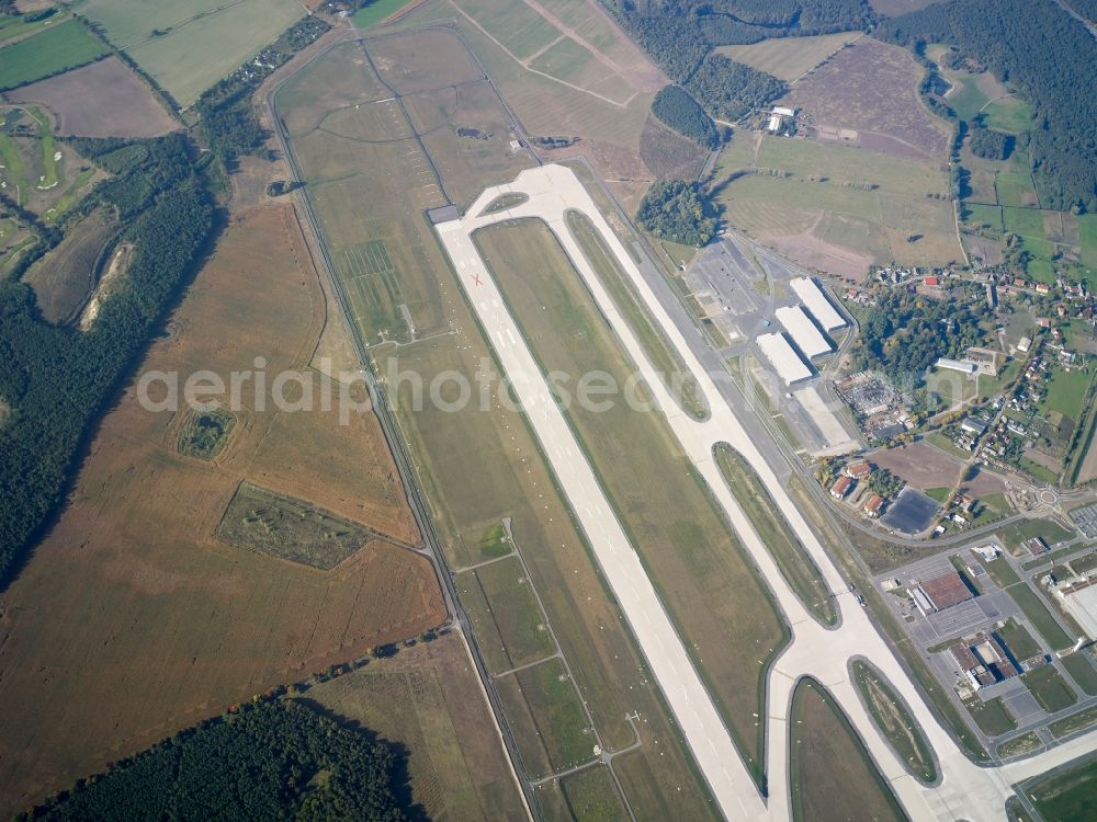 Aerial photograph Schönefeld - Runway and taxiways at the site of the new airport BER / BBI BERLIN BRANDENBURG AIRPORT Willi Brandt in Schoenefeld in Brandenburg