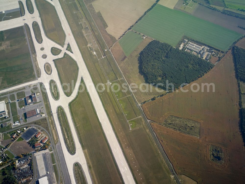 Aerial image Schönefeld - Runway and taxiways at the site of the new airport BER / BBI BERLIN BRANDENBURG AIRPORT Willi Brandt in Schoenefeld in Brandenburg