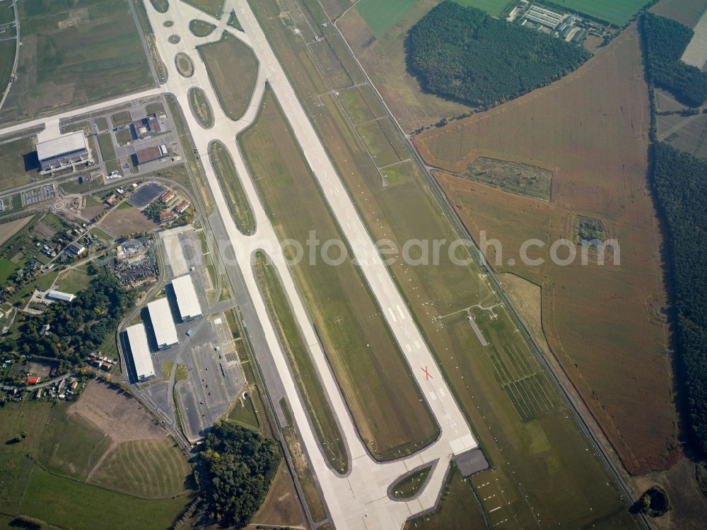 Aerial photograph Schönefeld - Runway and taxiways at the site of the new airport BER / BBI BERLIN BRANDENBURG AIRPORT Willi Brandt in Schoenefeld in Brandenburg