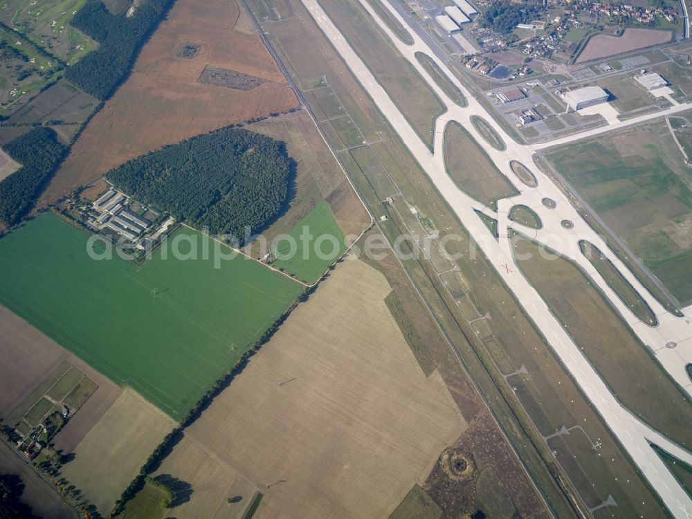 Aerial photograph Schönefeld - Runway and taxiways at the site of the new airport BER / BBI BERLIN BRANDENBURG AIRPORT Willi Brandt in Schoenefeld in Brandenburg