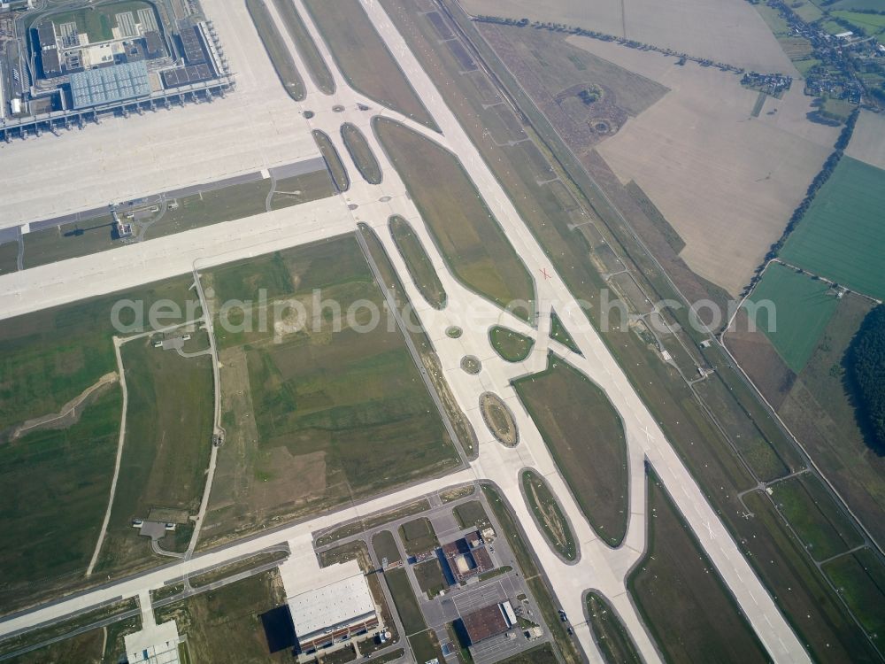 Aerial image Schönefeld - Runway and taxiways at the site of the new airport BER / BBI BERLIN BRANDENBURG AIRPORT Willi Brandt in Schoenefeld in Brandenburg